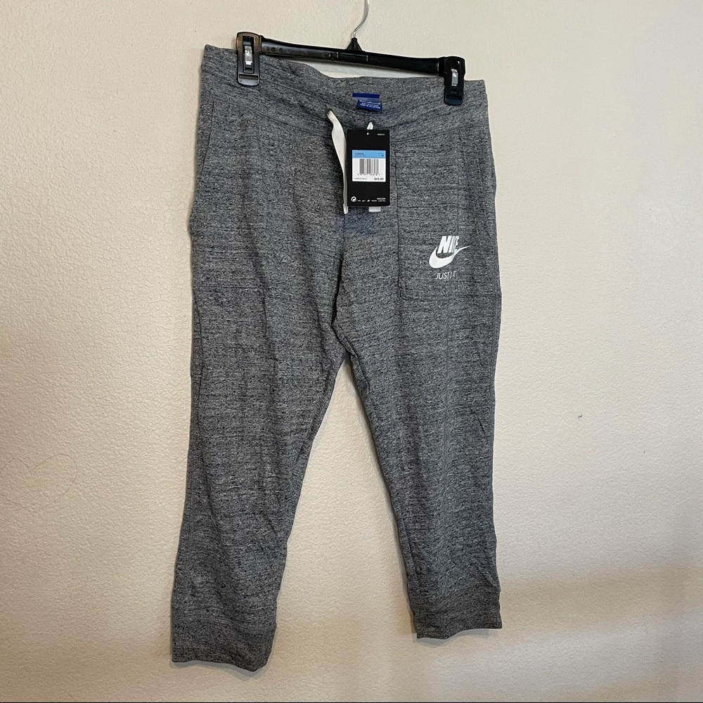 Nike Women’s Medium 3/4 joggers